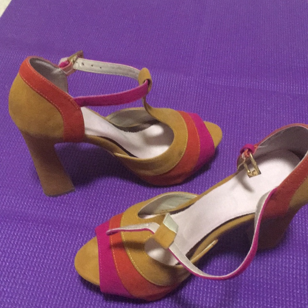 AMAZING sky high platforms. Size 6.5.